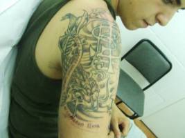 Tatuaje de una carpa en el brazo