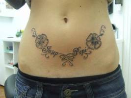 Tatuaje de unas flores en la barriga con nombres