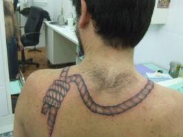 Tatuaje de una soga en el cuello