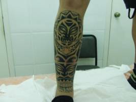 Tatuaje maorí en la tibia