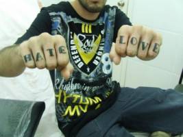 Tatuaje de una frase en los dedos