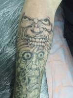 Tatuaje de caras de monstruos