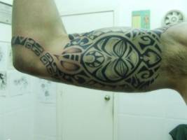 Tatuaje maori de la parte interior del brazo