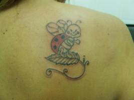 Tatuaje de una mariquita encima de una hoja