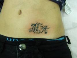 Tatuaje de unas iniciales en la barriga
