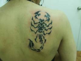 Tatuaje de un escorpión hecho con tribales
