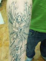 Tatuaje de un ángel en el antebrazo