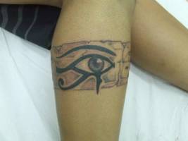 Tatuaje de un brazalete en la pierna con un ojo egipcio