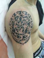 Tatuaje maori en el hombro