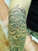 Tatuaje de un monstruo con un ojo en el cerebro