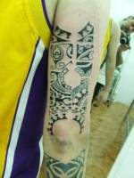 Tatuaje maori detrás del brazo