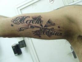 Tatuaje de dos nombres en el brazo