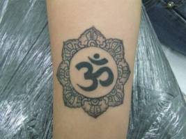 Tatuaje del loto con el Om dentro