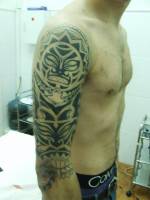 Tatuaje estilo maorí en el brazo