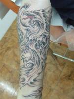 Tatuaje de un fénix en el brazo