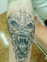 Tatuaje de la cabeza de un monstruo gritando