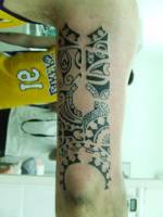 Tatuaje maorí en la parte trasera del brazo