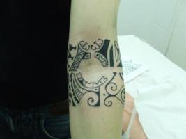Tatuaje maori en medio del brazo