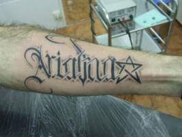 Tatuaje de un nombre y una estrela