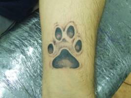 Tatuaje de una huella de perro