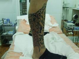 Tatuaje maori en la pierna