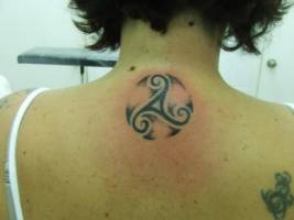 Tatuaje de un simbolo celta en la nuca