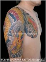 Tatuaje de un dragon entre nubes