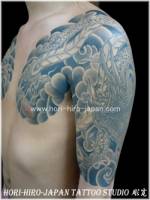Tatuaje japonés de un fénix en el brazo en blanco y negro