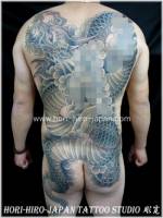 Tatuaje de un dragon en blanco y negro  para  la espalda entera