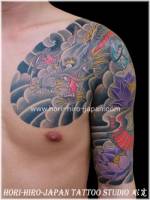 Tatuaje Dragon con flores. Brazo