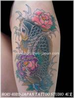 Tatuaje de una carpa entre flores