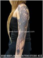 Tatuaje de ave fénix en el brazo.