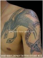 Tatuaje de un ave fénix volando por el pecho