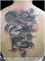 Tatuaje de un dragón japonés subiendo en la espalda