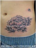 Tatuaje de la flor de loto en la barriga