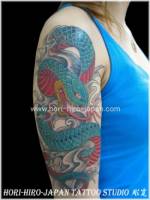 Tatuaje de serpiente en el brazo con agua