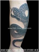 Tatuaje de serpiente en la pierna