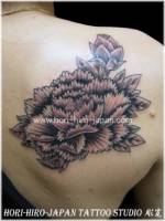 Tatuaje para mujeres, una flor en el hombro