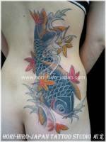 Tatuaje de una carpa a color para mujer