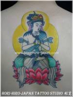 tatuaje de un dios budista meditando