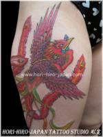 Tatuaje de un ave fénix en el muslo
