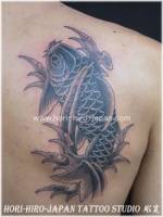 Tatuaje de una carpa entre olas en la espalda