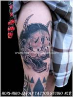 Tatuaje del demonio japonés Hanya en la pierna