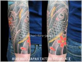 Tatuaje japonés, de uns carpas remontando el rio. Tattoo para el antebrazo