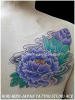 Tatuajes de flores flotando por el agua