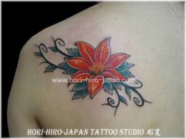 Tatuaje de una flor en el hombro para mujeres 