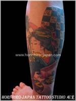 Tatuaje de una geisha en el gemelo