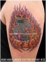 Tatuaje de un motor entre fuego