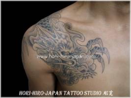 Tatuaje de un dragón en el hombro