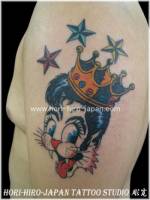 Tatuaje de una gata con corona y estrellas